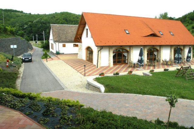 Naspolya Panzio Es Etterem Bed and Breakfast Bátaapáti Eksteriør billede
