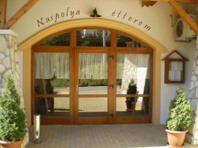 Naspolya Panzio Es Etterem Bed and Breakfast Bátaapáti Eksteriør billede